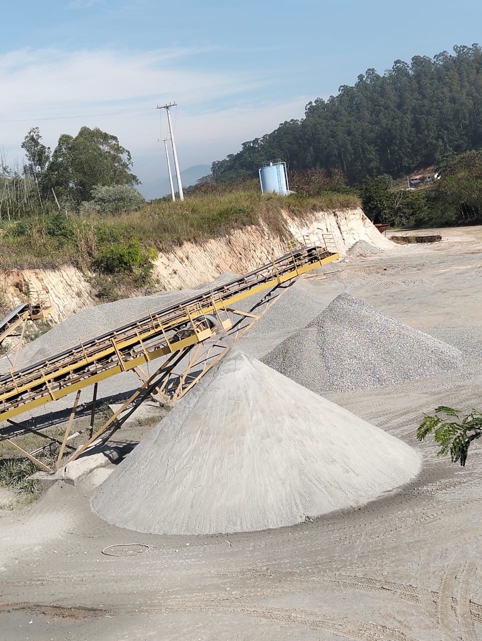 Diferentes agregados minerais separados na área de produção